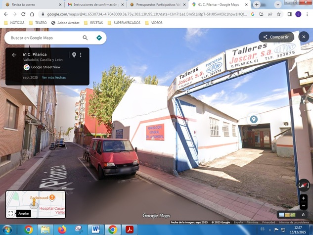 Coches aparcados encima de la acera