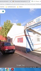 Coches aparcados encima de la acera