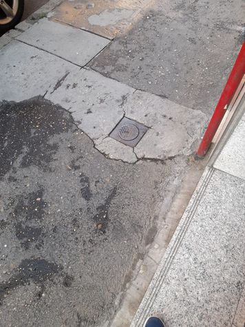 acera en brea y deteriorada