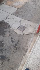 acera en brea y deteriorada