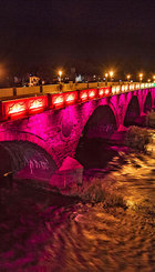 Ejemplo de iluminación LED en un puente en la ciudad de Perth, Escocia.