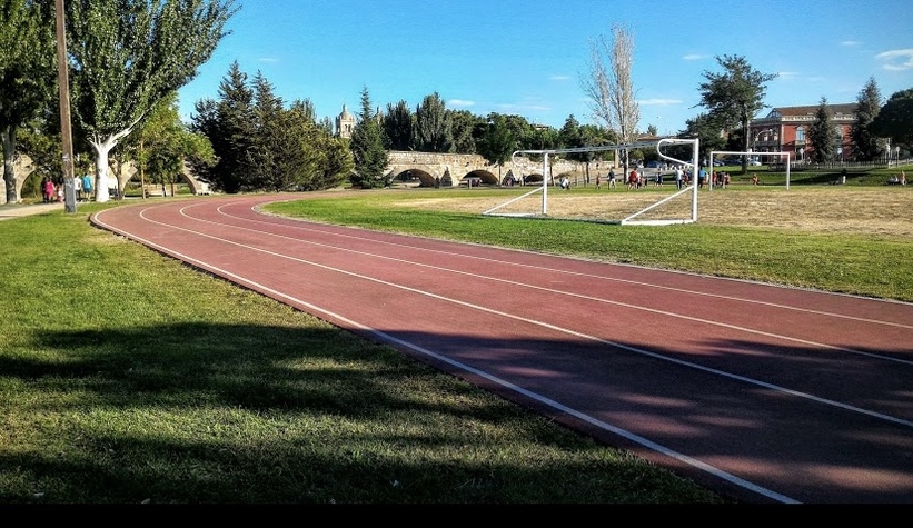 Pista atletísmo situada en un entorno similar en la vecina Salamanca