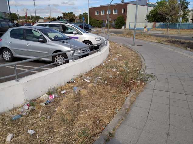 Acera Aldi cruce Ronda Este con Calle Villabañez