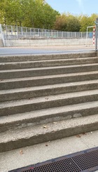 Escaleras actuales en el patio para acceder al colegio