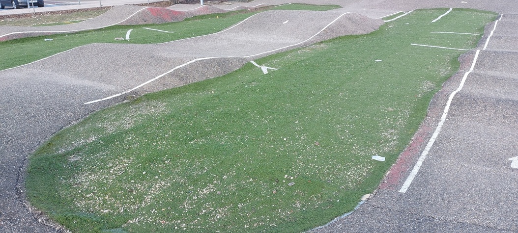 Hierba artificial en pumtrack Santos Pilarica