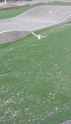 Hierba artificial en pumtrack Santos Pilarica