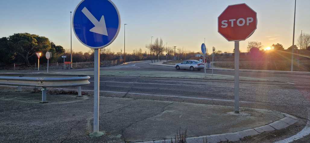 Actual imagen de la entrada al barrio de La Galera y Fuente Berrocal. 