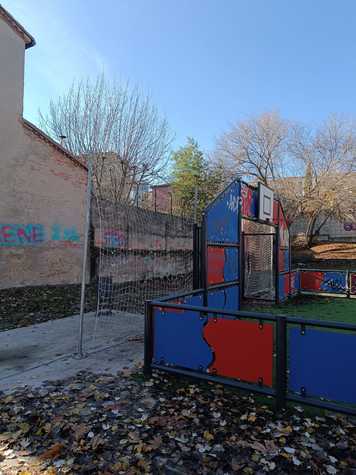 Red baja. Pista deportiva calle Familia