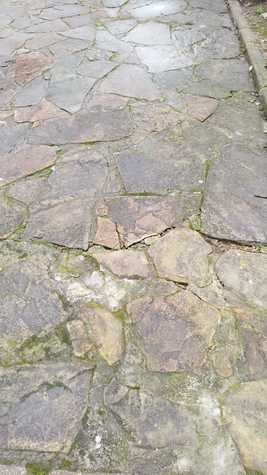 Pavimento muy irregular en parque continuo a calle Nicaragua 