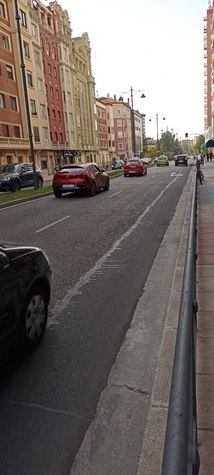 Sobreancho viales Pº Hospital Militar permite carril bici unidireccional.